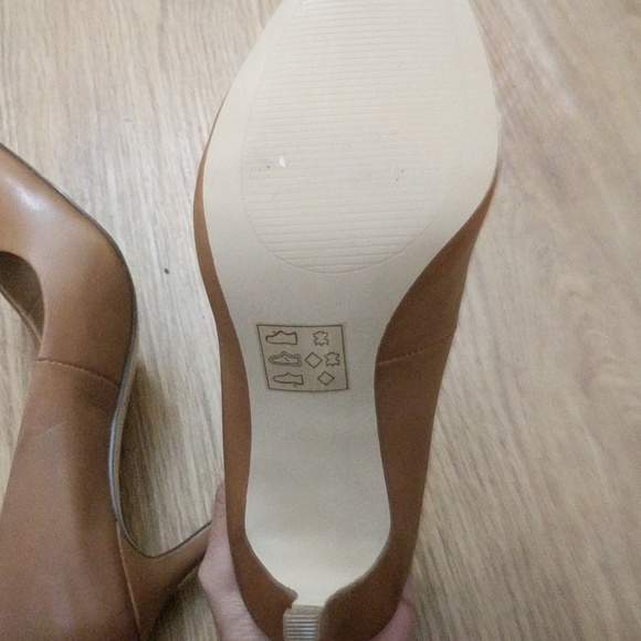 Aldo Pumps Tan with Gold rimmed heel - Picture 5 of 8